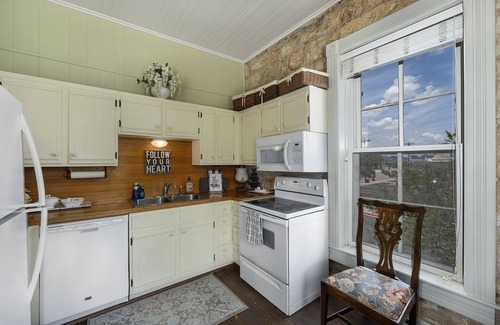 Fredericksburg Apartment | Fountain Suite | On Main St.| Pet-friendly