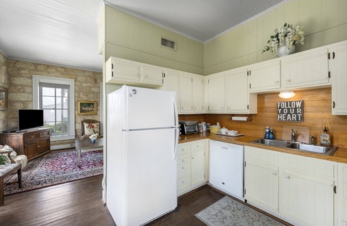 Fredericksburg Apartment | Fountain Suite | On Main St.| Pet-friendly
