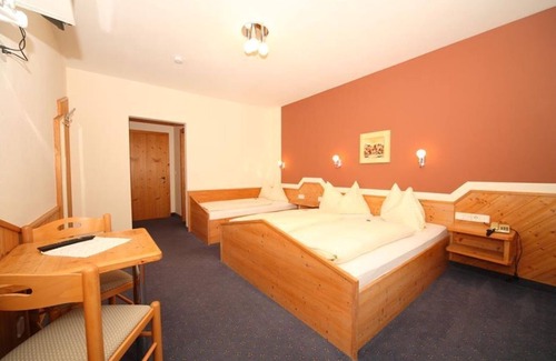 Haus im Ennstal Bed & Breakfast | Four-bed room with bath, WC - B&B - Golf- und Skipension Krug