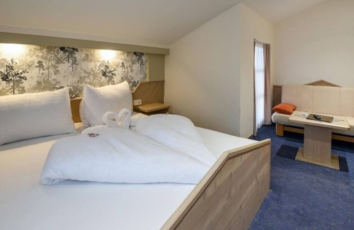 Haus im Ennstal Bed & Breakfast | Four-bed room with bath, WC - B&B - Golf- und Skipension Krug