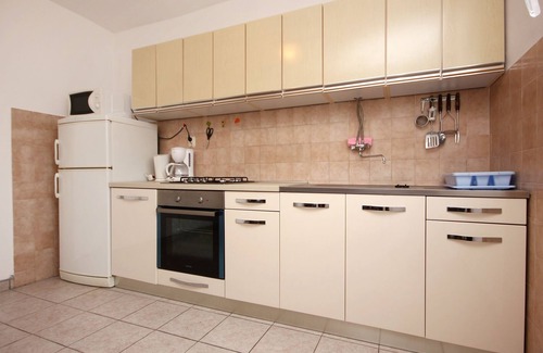 Vinisce Apartment | Four-bedroom apartment near beach Vinišće, Trogir (A-10006-a)