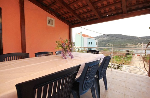 Vinisce Apartment | Four-bedroom apartment near beach Vinišće, Trogir (A-10006-a)