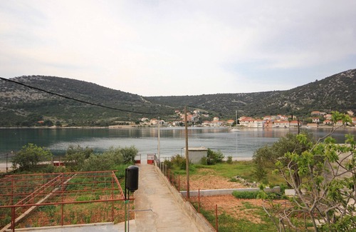 Vinisce Apartment | Four-bedroom apartment near beach Vinišće, Trogir (A-10006-a)