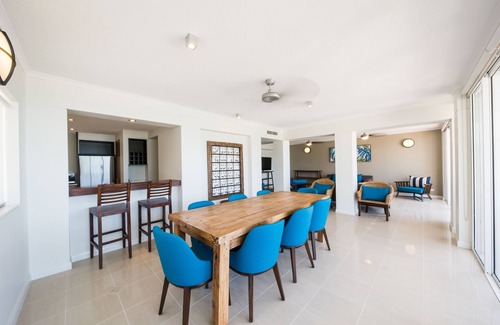 Airlie Beach Apartment | Four Bedroom Five Bathroom Two Level Top Floor Luxe Spa Penthouse