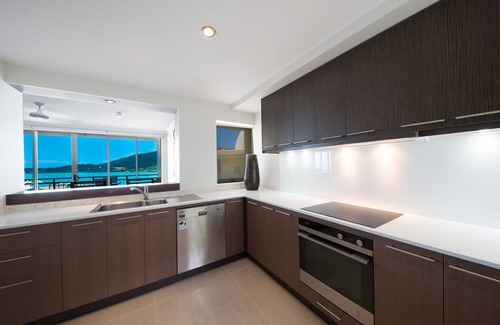 Airlie Beach Apartment | Four Bedroom Five Bathroom Two Level Top Floor Luxe Spa Penthouse