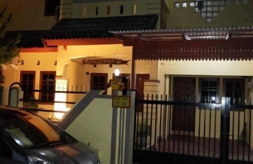 Yogyakarta House | Four Bedroom House with terrace & Wifi