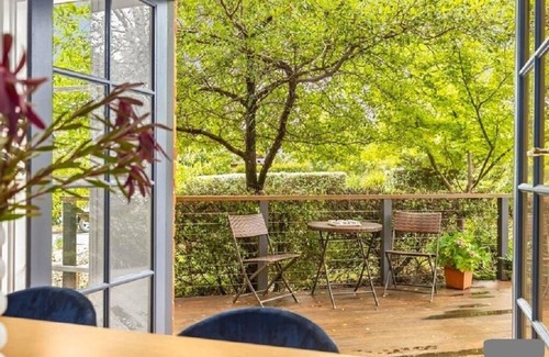 Ainslie House | Four-bedroom house with city view in Central Canberra