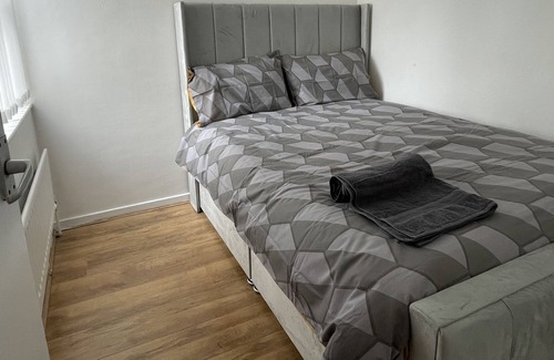 Woolwich Riverside House | Four Bedroom House with Garden and Lawn