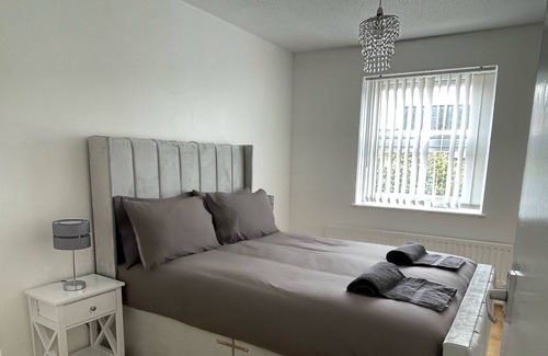 Woolwich Riverside House | Four Bedroom House with Garden and Lawn
