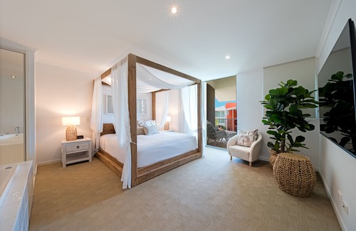 Airlie Beach Apartment | Four Bedroom Two Bathroom Two Level Top Floor Luxe Penthouse with Spa Bath