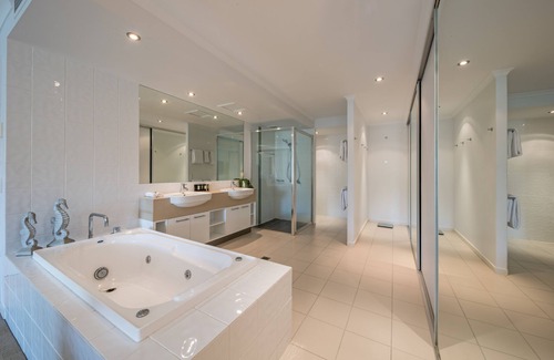 Airlie Beach Apartment | Four Bedroom Two Bathroom Two Level Top Floor Luxe Penthouse with Spa Bath