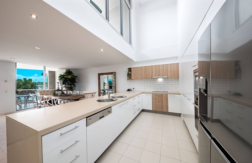 Airlie Beach Apartment | Four Bedroom Two Bathroom Two Level Top Floor Luxe Penthouse with Spa Bath