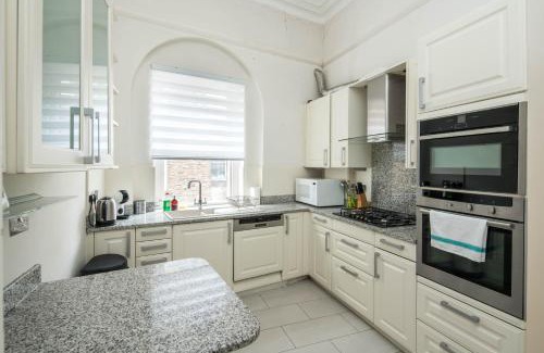 Courtfield Apartment | Four Beds by the Station