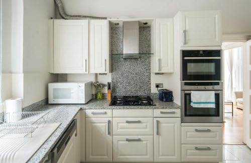 Courtfield Apartment | Four Beds by the Station
