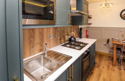 Newport Cottage | FOUR LAKES RETREAT - IN TWO, with hot tub in Newport, Isle Of Wight