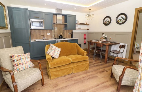 Newport Cottage | FOUR LAKES RETREAT - IN TWO, with hot tub in Newport, Isle Of Wight