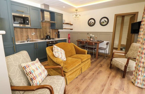 Newport Cottage | FOUR LAKES RETREAT - IN TWO, with hot tub in Newport, Isle Of Wight