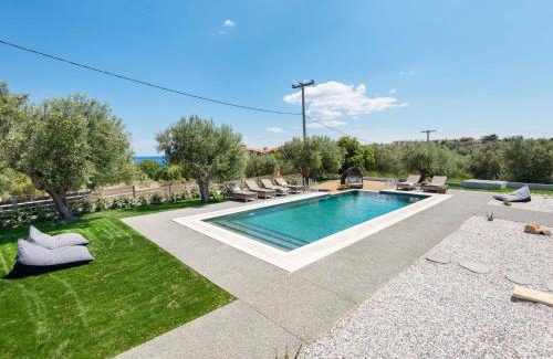 Afytos Apartment | "Four Olives" Luxury Rooms, Afitos #FeelsLikeHome
