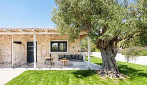Afytos Apartment | "Four Olives" Luxury Rooms, Afitos #FeelsLikeHome
