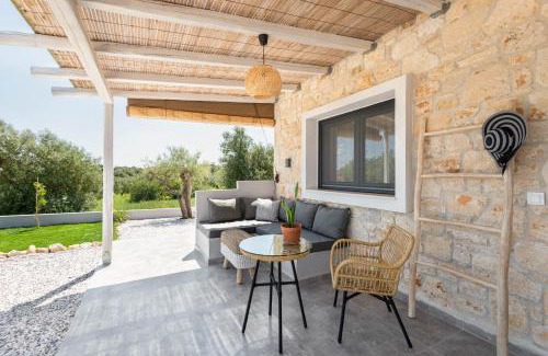 Afytos Apartment | "Four Olives" Luxury Rooms, Afitos #FeelsLikeHome