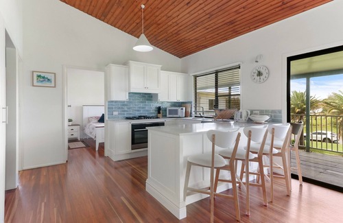 Emu Park House | FOUR PALMS