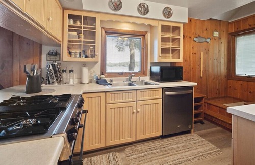 Pine River House | Four Season Lake House with Incredible Views and Lake Frontage/Sleeps 24
