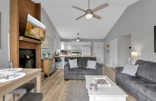 Village of Four Seasons Condo | Four Season Lakeview Condo 2BD/2BA/Balcony/Pools/Hottub-Near Everything-4PP