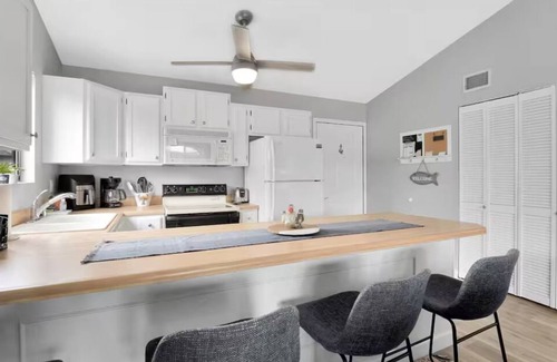 Village of Four Seasons Condo | Four Season Lakeview Condo 2BD/2BA/Balcony/Pools/Hottub-Near Everything-4PP