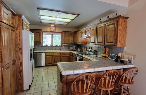 The Village Cabin | Four Seasons Getaway-Private Spa-Walk to Village and Pineknot Trailhead-King Bed