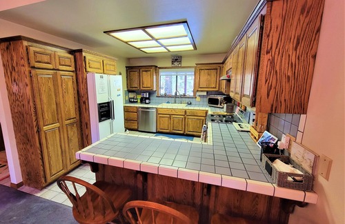 The Village Cabin | Four Seasons Getaway-Private Spa-Walk to Village and Pineknot Trailhead-King Bed
