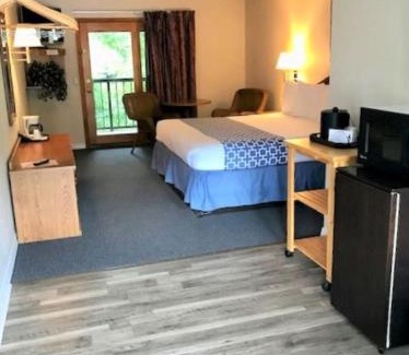 Maggie Valley Hotel | Four Seasons Inn
