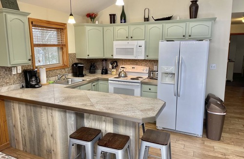 Lake Harmony Estates Ski Chalet | Four Seasons Vacation Home By Lake, HOT TUB, WIFI,BEACH passes, Canoe, FIRE PIT