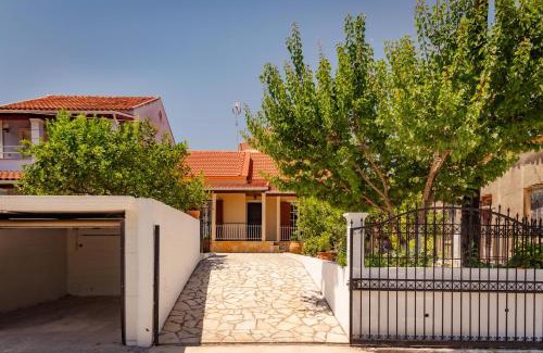 Molos Apartment | Four Seasons Vacation House