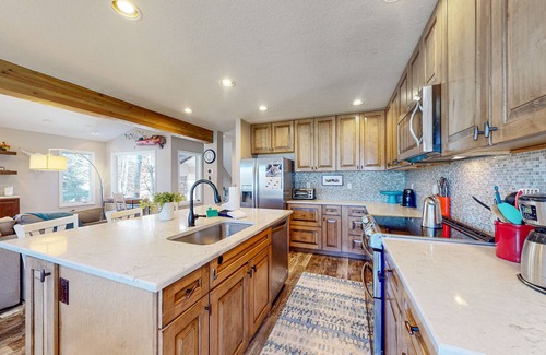 Eagle-Vail House | Four-story home with amazing mountain/golf view, fireplace & Ping-Pong