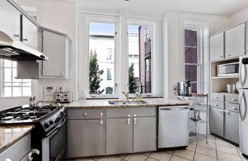 Historic District - North House | Four Suites in Queen Anne Victorian Downtown Savannah