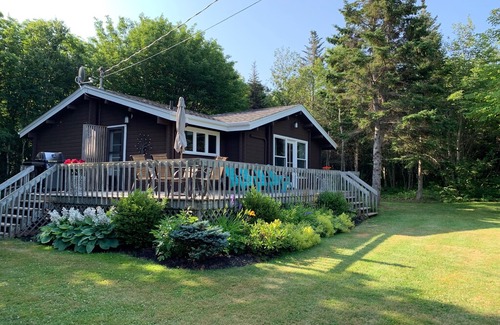 Bayview Cottage | "Four Winds" Cedar Log cottage -3 bed 2 full bath, renovated