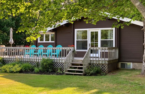 Bayview Cottage | "Four Winds" Cedar Log cottage -3 bed 2 full bath, renovated