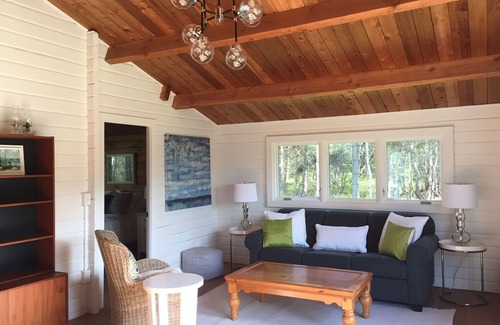 Bayview Cottage | "Four Winds" Cedar Log cottage -3 bed 2 full bath, renovated