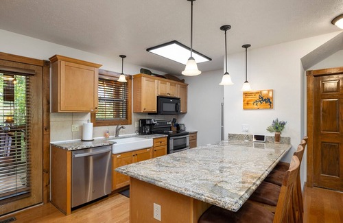 Reeds Spring Cabin | Fourmile Creek Cabin 4 Master Jacuzzi Suites