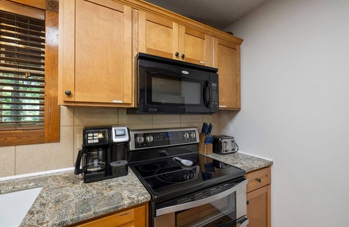 Reeds Spring Cabin | Fourmile Creek Cabin 4 Master Jacuzzi Suites