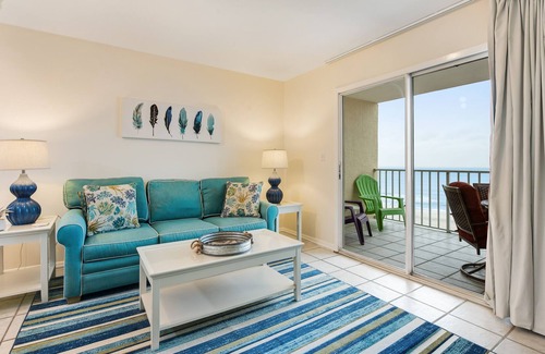 Gulf Shores Condo | Fourth-floor condo w/shared pool and hot tub, and central AC - snowbirds okay