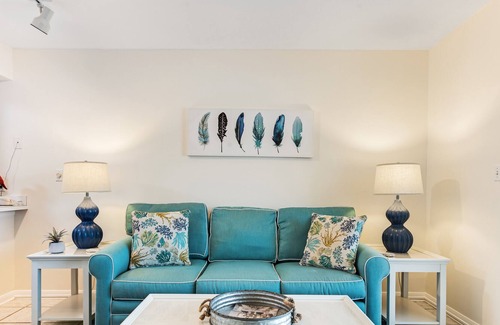 Gulf Shores Condo | Fourth-floor condo w/shared pool and hot tub, and central AC - snowbirds okay