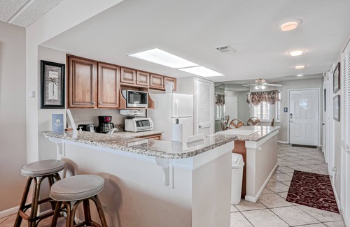 Crescent Beach Condo | Fourth-floor oceanfront condo with heated pool, tennis & central AC