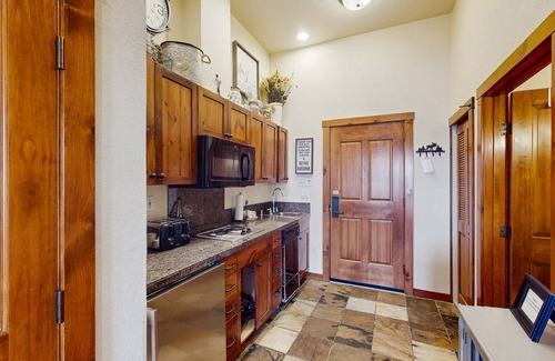 Peak 9 Apartment | Fourth-floor studio near downtown & ski lifts with pool, hot tubs, gym
