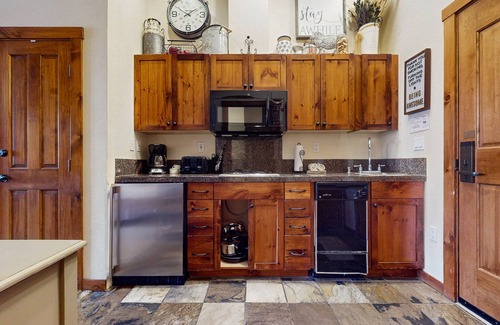 Peak 9 Apartment | Fourth-floor studio near downtown & ski lifts with pool, hot tubs, gym