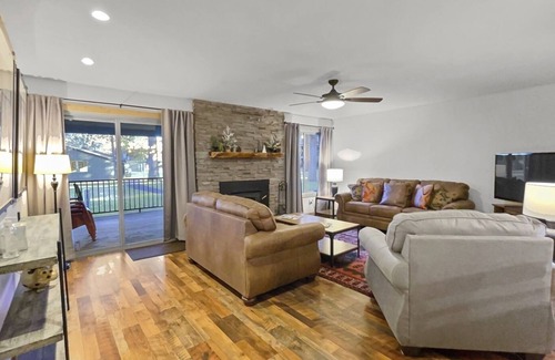 Sisters House | Fourth Sister Retreat - Great location with living room fireplace, community