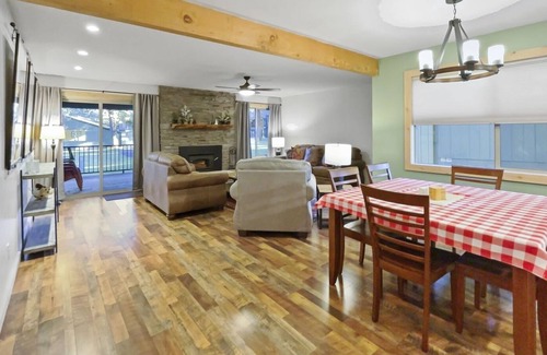 Sisters House | Fourth Sister Retreat - Great location with living room fireplace, community