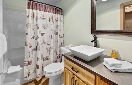 Sisters House | Fourth Sister Retreat - Great location with living room fireplace, community