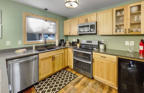Sisters Condo | Fourth Sister Retreat - Great location with fireplace, community pool & hot tub