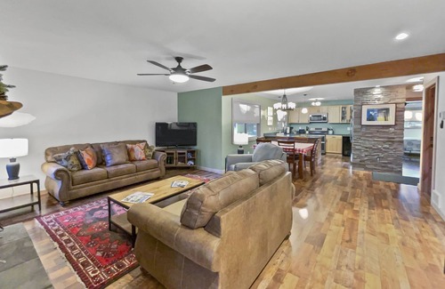 Sisters Condo | Fourth Sister Retreat - Great location with fireplace, community pool & hot tub